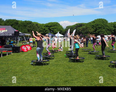 Eine Gruppe von Menschen sich in Portsmouth bouncercise Fitness Festival 2017 Stockfoto