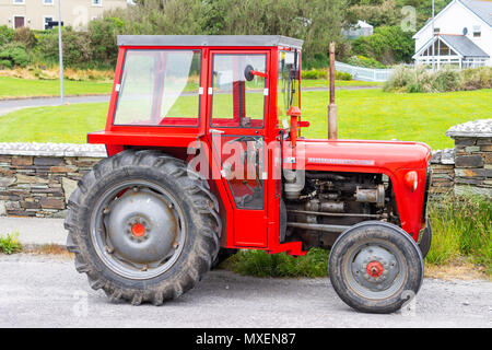 Massey Ferguson 35 x Traktor in leuchtend rote Lackierung. Stockfoto