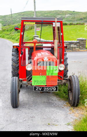 Roten Massey Ferguson 35 X bei Oldtimer-Traktor zeigen Stockfoto, Bild