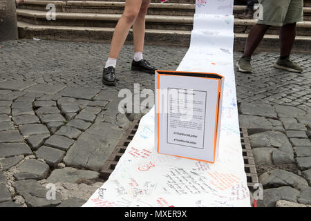 "Die Welt schreiben", Rom, Italien, ein Brief liebe partizipative Kunstprojekt von artist Cocovan, Experiment in der Straße gegründet allaround das Wort. Stockfoto