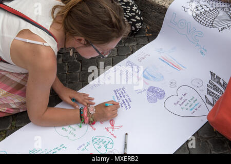 "Die Welt schreiben", Rom, Italien, ein Brief liebe partizipative Kunstprojekt von artist Cocovan, Experiment in der Straße gegründet allaround das Wort. Stockfoto