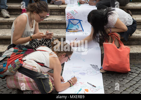 "Die Welt schreiben", Rom, Italien, ein Brief liebe partizipative Kunstprojekt von artist Cocovan, Experiment in der Straße gegründet allaround das Wort. Stockfoto