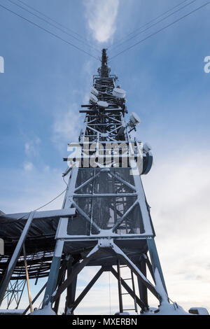 Sendemast stahl Schnee Eis bedeckt Stockfoto