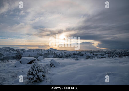 Tief verschneite Landschaft im Winter Sonnenuntergang Stockfoto