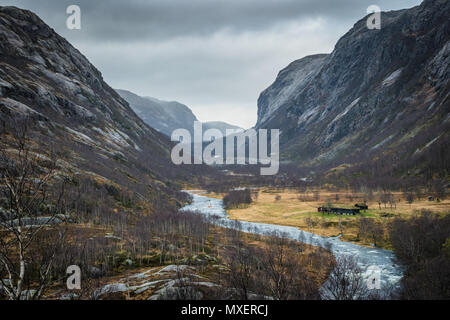 Fjord Valley Berge Norwegen Winter kalt schlechtes Wetter Stockfoto