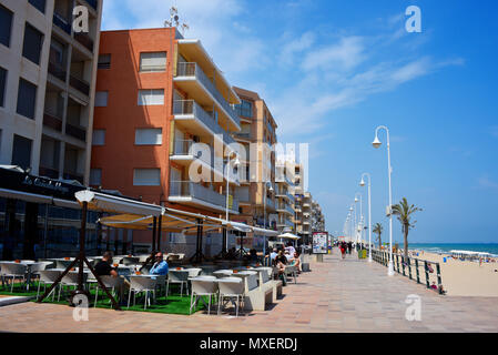 Guardamar Promenade, Guardamar del Segura, Spanien. Mediterranean Beach Front. Hotels und Restaurants. Tourismus touristische Gegend. Blue Sky Stockfoto