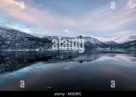 Spiegel wie Reflexion im See Berge im Winter Stockfoto