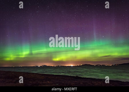 Northern lights Aurora am Meer Farbe und Balken Stockfoto