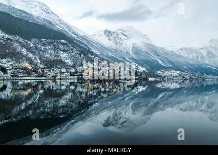 Reflexion von Odda in Norwegen auf See Stockfoto