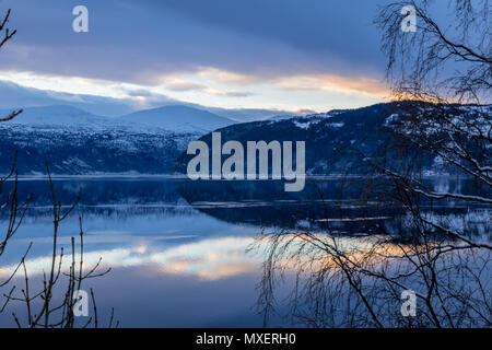 Reflexion von Sonnenuntergang und Berge im See Stockfoto