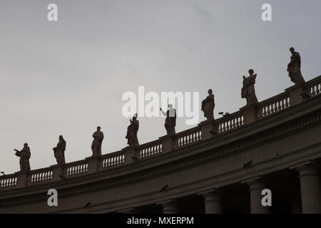 Rom Vatikanstadt, Silhouetten von Statuen auf Gebäude in einen grauen Tag Stockfoto