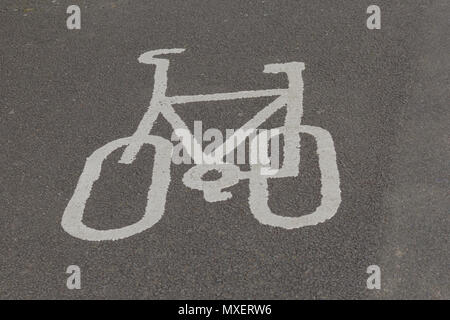 Porthcawl, Mid Glamorgan, Wales, UK. 14. April 2018. UK. Fahrrad Fahrbahnmarkierung auf öffentlichen Straßen Stockfoto