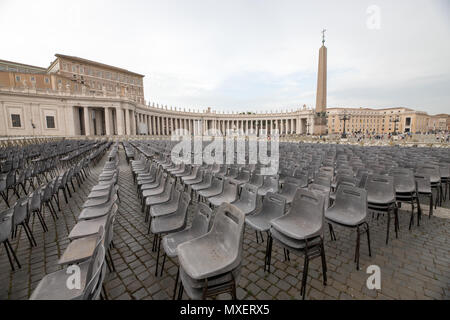 Rom Vatikanstadt, San Peter Square, Gruppe von der Stühle vor der Basilika leer. Stockfoto