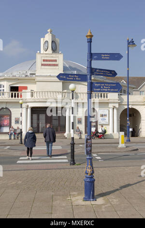 Porthcawl, Mid Glamorgan, Wales, UK. 14. April 2018. UK. UK Wetter. Grand Pavilion, Massen von Urlaubern auf Porthcawl direkt am Meer an einem sonnigen Tag. Stockfoto