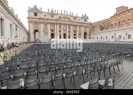 Rom Vatikanstadt, San Peter Square, Gruppe von der Stühle vor der Basilika leer. Stockfoto