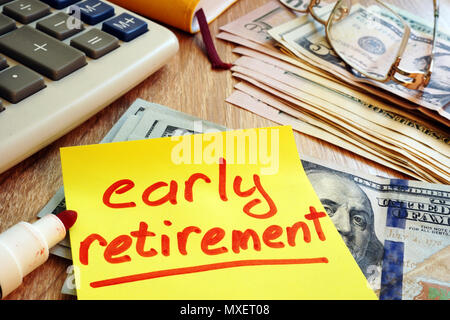 Vorzeitige Pensionierung auf ein Memo Stick und Einsparungen geschrieben. Stockfoto