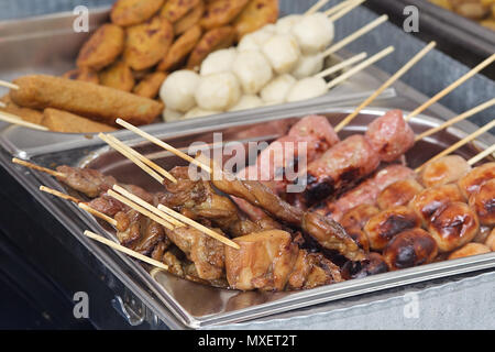 Thai Lebensmittel für den Verkauf auf dem thailändischen Markt Stockfoto