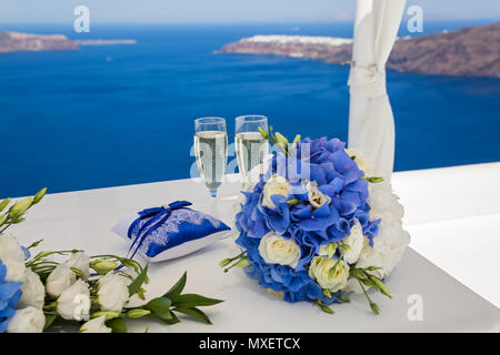 Grosse Hochzeit Blumenstrauß aus Rosen auf dem Tisch gegen das Meer. Stockfoto