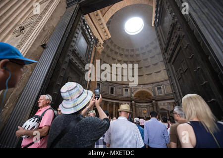Rom Pantheon Innenraum, Licht wahr die Bohrung an Dome, Touristen, Stockfoto