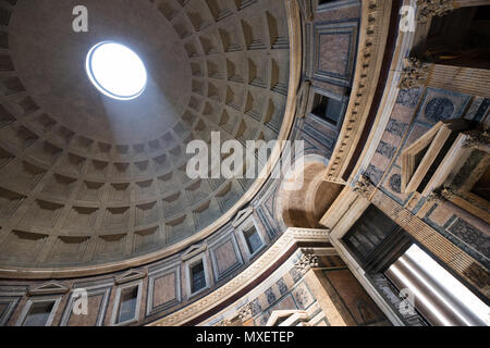 Rom Pantheon Innenraum, Licht wahr die Bohrung an Dome, Architektur, Italien Stockfoto