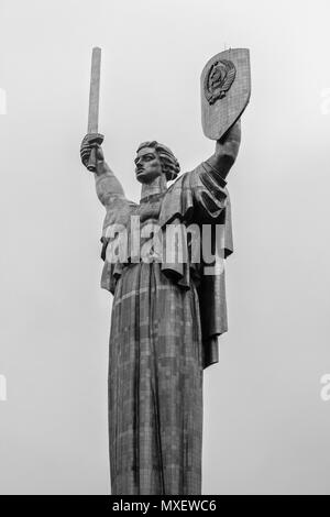 Rodina Mat (Mutterland Denkmal) in Kiew, Ukraine Stockfoto