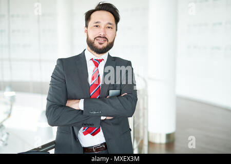 Portrait von gut aussehenden Bärtigen Unternehmer Stockfoto
