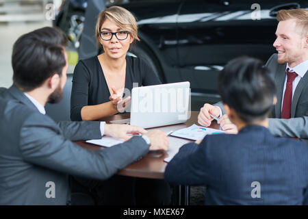 Arbeitstreffen der Autohändler Stockfoto