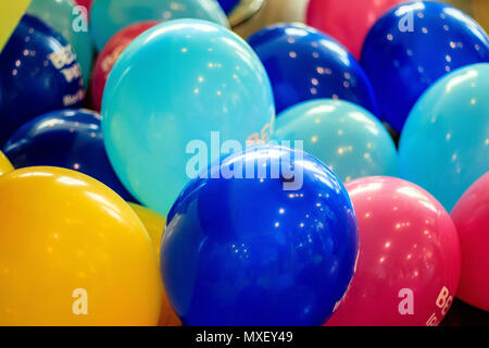 Fröhlich bunte Luftballons für die Kinder Urlaub Stockfoto