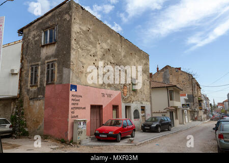 Eine bosnische Krieg (Heimat Krieg) beschädigte Gebäude in Mostar, der Föderation Bosnien und Herzegowina. Stockfoto