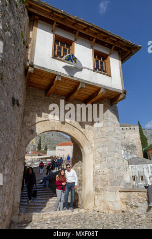 Gewölbte Eingang auf der westlichen Seite des historischen Stari Most (Alte Brücke) über den Fluss Neretva, Mostar, der Föderation von Bosnien und Herzegowina. Stockfoto