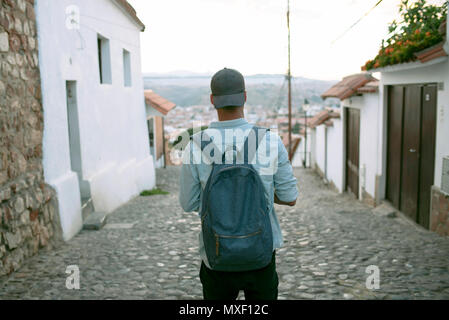 Rückansicht des Touristen Jungen mit Rucksack, die Stadt Sucre, Bolivien erkunden. Stockfoto