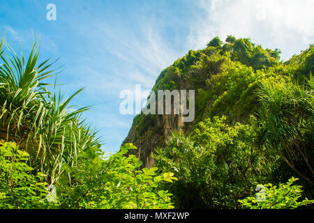 Hügel unter schönen tropischen Maya Bay Strand in Koh Phi Phi Inseln in Thailand Stockfoto