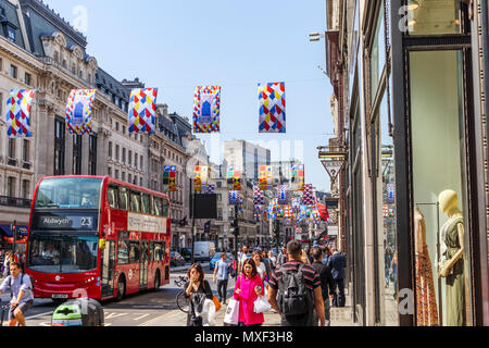 Regent Street, London W1 eine große Einkaufsstraße im Westen der Hauptstadt besetzt mit Touristen und Käufer an einem sonnigen Tag mit blauen Himmel Stockfoto