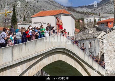 Die historische Stari Most (Alte Brücke) über die Neretva in Mostar, der Föderation Bosnien und Herzegowina. Stockfoto