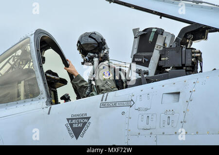 Eine A-10 Thunderbolt II Pilot auf der 75th Fighter Squadron, Moody Air Force Base, Georgien zugeordnet, bereitet sich für Flug 2. Mai bei Hill AFB, Utah. Moody Flieger und Flugzeuge bei Hill AFB in der Präzision beteiligt waren - geführte Luft-Boden-Waffen, die Bewertung, die Bekämpfung der Hammer. Stockfoto