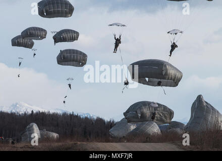 1.BATAILLON, 501 Fallschirm Infanterie Regiment Nr. Fallschirmjäger Vorbereitung auf Land und im Kampf bei einer gemeinsamen gewaltsamen Eindringen Betrieb Übung in Joint Base Elmendorf-Richardson, Alaska, 3. Mai 2017 beitreten. Hunderte von Fallschirmjägern aus den USA und der Royal Canadian Air Force Flugzeuge in Verbindung mit der zweijährigen US Air Force Alaska Befehl Übung nördlichen Rand und in der Vorbereitung für die anstehende Ausbildung an der Joint Readiness Training Center in Fort Polk, Louisiana sprang. Stockfoto