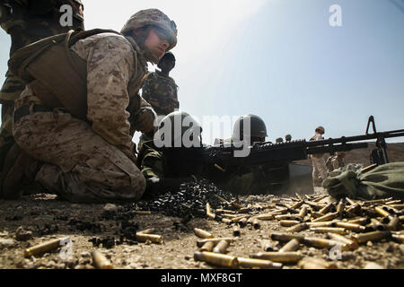 Cpl. Robert Piedra, ein rifleman mit speziellen Zweck Marine Air-Ground Task Force - Krisenmanagement - Afrika, Trainer Mitglied des senegalesischen Compagnie Füsilier de Marin Commando Feuer das M60 Maschinengewehr während eine bekannte Strecke Strecke an Thies, Senegal, 2. Mai 2017. Marines mit SPMAGTF-CR-AF und der COFUMACO ein vierwöchiges Training, Advanced combat Brenntechniken, einem Maschinengewehr Reichweite und eine Live-fire Platoon Angriff Angebot durchgeführt. Stockfoto