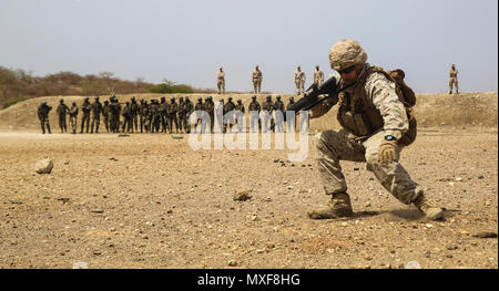 Cpl. Seth Carney, ein rifleman mit speziellen Zweck Marine Air-Ground Task Force - Krisenmanagement - Afrika, zeigt Buddy hetzen, Techniken für die Mitglieder des senegalesischen Compagnie Füsilier de Marin Commando vor einem Feuer und Manöver bei Thies, Senegal, 3. Mai 2017. Marines mit SPMAGTF-CR-AF und der COFUMACO ein vierwöchiges Training, Advanced combat Brenntechniken, einem Maschinengewehr Reichweite und eine Live-fire Platoon Angriff Angebot durchgeführt. Stockfoto