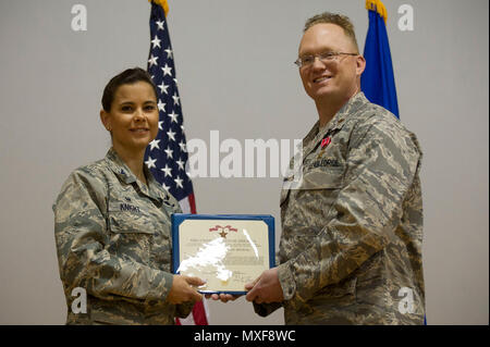 Colonel Leslie Ritter, 779Th Medical Group Commander, präsentiert ein Bronze-Medaille an Maj. James O'Neill, chirurgischen Operationen 779th Squadron Op-Krankenschwester, während der Anruf eines Commander bei Joint Base Andrews, Md., 3. Mai 2017. Die Medaille wurde während der letzten Einsatz verdient. Stockfoto