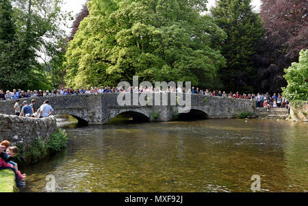 Der Fluss Wye bei Schafen Waschen Brücke in Ashford-im-Wasser, Derbyshire Peak District, Großbritannien Stockfoto