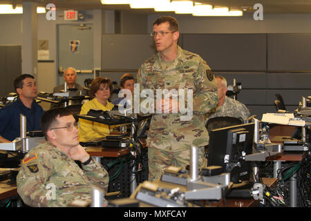 Oberst John (David) Zweig, der Kommandant der 780th Military Intelligence (MI) Brigade, Gespräche zu den Erziehern aus dem Südwesten der Vereinigten Staaten und Soldaten der US-Army 5th Recruiting Brigade, Fort Sam Houston, Texas, über die Brigade cyberspace Mitarbeiter als Teil der Wissenschaft ist ein Erzieher, Technologie, Technik und Mathematik Tour, in der Zentrale der Feuerwehr hier MI, Mai 3. Stockfoto