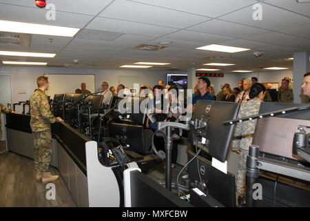 Sgt. James Lovell, ein Cyberspace Operations Specialist mit der 780Th Military Intelligence (MI) Brigade, Gespräche zu den Erziehern aus dem Südwesten der Vereinigten Staaten und Soldaten der US-Army 5th Recruiting Brigade, Fort Sam Houston, Texas, über die Brigade cyberspace Mission als Teil der Wissenschaft ist ein Erzieher, Technologie, Technik und Mathematik Tour, in der Zentrale der Feuerwehr hier MI, Mai 3. Stockfoto