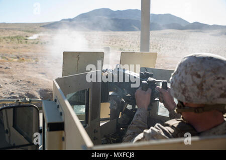 MARINE CORPS AIRGROUND COMBAT CENTER Twentynine Palms, Kalifornien - ein Marine mit 1 Transport Support Battalion feuert eine Browning M2 .50 Kaliber Maschinengewehr auf Palette 106 eine an Bord Marine Corps Air Ground Combat Center, Twentynine Palms, Kalifornien, 2. Mai 2017. Fahrzeug gunners mit der Logistik combat Element der Marine Air Ground Task Force 3 führte eine Live-Fire Schießen Nutzung Fahrzeug Waffensysteme während integrierte Ausbildung Übung 3-17 montiert. ITX ist eine Schulung Entwicklung führte fünf Mal im Jahr die Letalität und Co - Interoperabilität zwischen den vier Elemente einer Magtf zu verbessern. Stockfoto