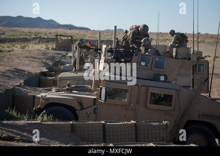 MARINE CORPS AIRGROUND COMBAT CENTER Twentynine Palms, Kalifornien - Marines ihre Waffensysteme im Bereich 106A an Bord Marine Corps Air Ground Combat Center, Twentynine Palms, Kalifornien, 2. Mai 2017 vorbereiten. Fahrzeug gunners mit der Logistik combat Element der Marine Air Ground Task Force 3 führte eine Live-Fire Schießen Nutzung Fahrzeug Waffensysteme während integrierte Ausbildung Übung 3-17 montiert. ITX ist eine Schulung Entwicklung führte fünf Mal im Jahr die Letalität und Co - Interoperabilität zwischen den vier Elemente einer Magtf zu verbessern. Stockfoto