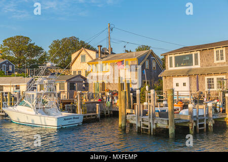 Boote angedockt in Menemsha Becken kurz vor Sonnenuntergang, im Fischerdorf Menemsha in Chilmark, Massachusetts auf Martha's Vineyard. Stockfoto