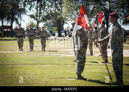 Oberstleutnant Adam Friedrich (ganz rechts), scheidender Kommandeur der 1. Staffel, 17 Kavallerie Regiments, 82nd Combat Aviation Brigade, und Oberstleutnant Jonathan Tackaberry (ganz links), grüßen die troopers, während Revue passieren auf Stan Feld in Fort Bragg, N.C., Mai 4. Die Änderung des Befehls Zeremonie offiziell gekennzeichneten Tackaberry der Beitritt als Kommandeur des Geschwaders. Stockfoto