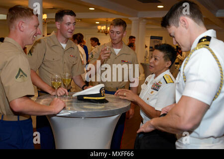 FORT LAUDERDALE, Fla - Konteradmiral Babette Bolivar spricht mit Marines während ein Gruß an Frauen im Militär Veranstaltung im Lauderdale Yacht Club in Fort Lauderdale, Fla., am 4. Mai 2017. Die Veranstaltung war Teil der 27. jährlichen Flotte Woche Port Everglades und wurde von der Marine Solutions Inc. Vice Admiral Jan Tighe, stellvertretender Leiter der Naval opertions für Informationen Kriegsführung und Direktor der Naval Intelligence Auf der Veranstaltung sprachen gefördert. Bolivar ist der Befehlshaber der Marine Region Südost. Stockfoto