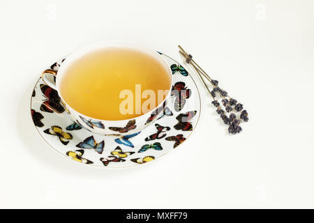 Heißen Tee in weiße Tasse mit Schmetterling und Lavendel Blume isoliert Stockfoto