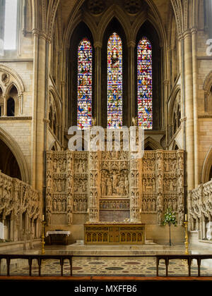 Altar und kunstvoll geschnitzten Retabel unterhalb der Glasfenster der Viktorianischen Kathedrale von Truro, Cornwall, Großbritannien Stockfoto