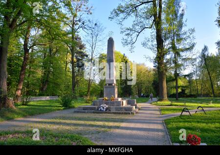 PSZCZYNA, Polen - 22. APRIL 2018: Denkmal auf dem Friedhof der sowjetischen Soldaten in Pszczyna, Polen. Stockfoto